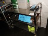 une photo d'une cuisine avec une table en métal et une étagère en métal