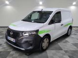 une camionnette blanche avec une bande verte sur le côté