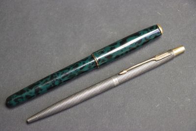 deux stylos posés l'un à côté de l'autre sur une table