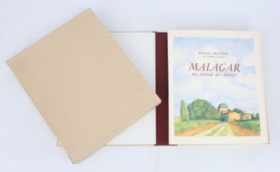 un livre ouvert posé sur une table blanche à côté d'un livre