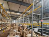 un grand entrepôt rempli de boîtes et de cartons