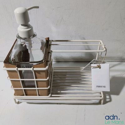 un distributeur de savon et beaucoup de savon dans un panier