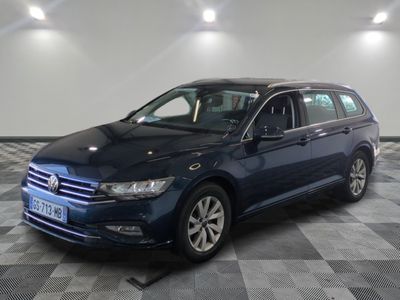 La Volkswagen Passat bleue est garée sur un sol à damier.