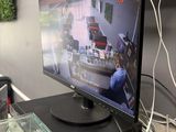 un téléviseur posé sur un bureau dans une pièce