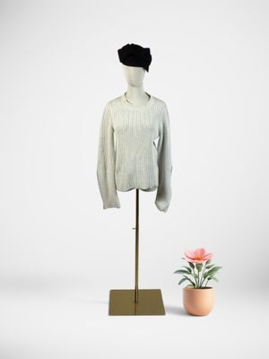 un mannequin et une plante en pot posée sur un support