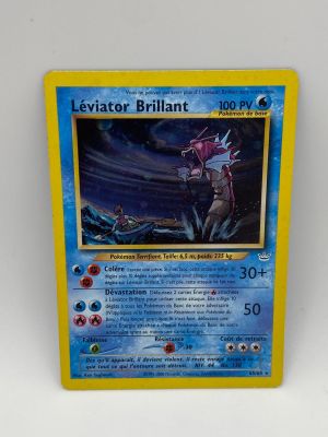 gros plan d'une carte pokemon sur une surface blanche