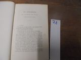 un livre ouvert posé sur une table, avec un bout de papier dessus