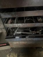 1 servante avec outillage et un touret (photo 3)