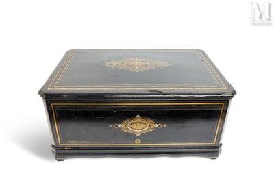 une petite boîte noire ornée de motifs dorés
