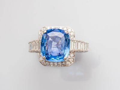 une bague ovale en saphir bleu et diamants, sertie de diamants taille baguette