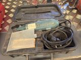 une image représentant une boîte à outils posée sur une table, contenant des outils
