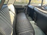 une vue de l'intérieur d'une voiture depuis le siège du conducteur