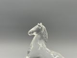 un cheval en verre posé par terre