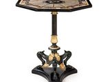 une table noire et dorée sur laquelle se trouve une horloge