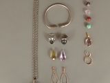 de nombreux types de bijoux exposés sur la table