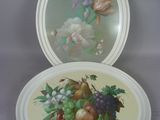 deux assiettes posées sur une table, ornées de fruits et de fleurs