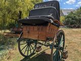 une calèche qui est garée dans l'herbe