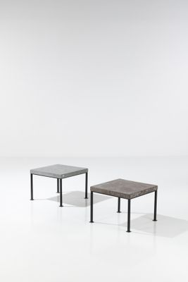 deux petites tables placées côte à côte sur une surface blanche