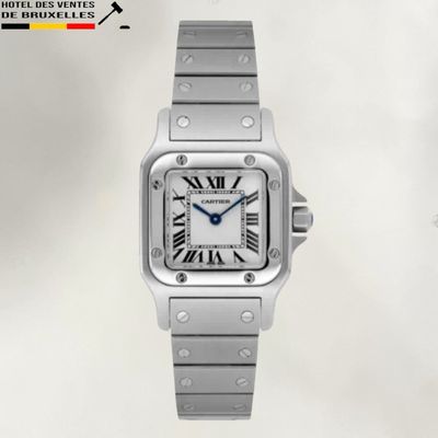 gros plan d'une montre-bracelet avec des chiffres romains