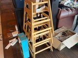 une pile de cartons empilés les uns sur les autres par terre dans un salon