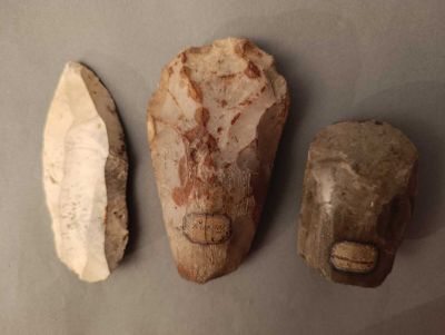 trois types de pierre différents sont présentés sur une surface grise