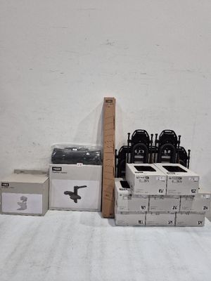 de nombreux cartons, empilés par terre