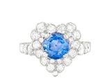 une bague à grappes de saphirs et de diamants