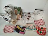 de nombreux objets posés sur une table