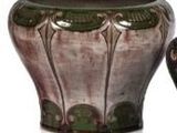 deux vases posés l'un à côté de l'autre sur une surface blanche