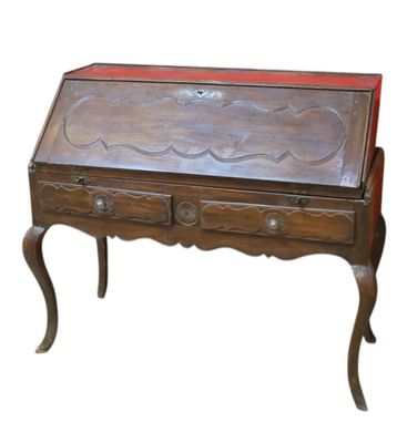 un petit bureau en bois avec un plateau rouge et des tiroirs