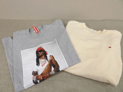 deux t-shirts sur lesquels figure l'image d'un homme portant un bandana rouge