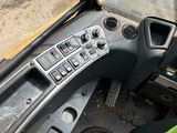 un homme assis au volant d'un camion