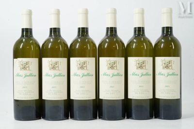 six bouteilles de vin blanc sont alignées