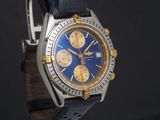 un gros plan d'une montre au cadran bleu