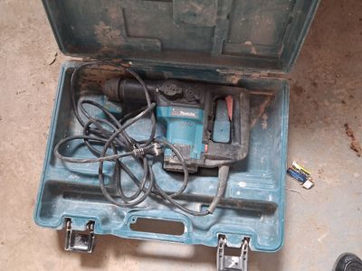 une boîte à outils bleue avec des outils sur le sol
