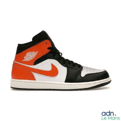 un gros plan sur une paire de baskets sur fond blanc