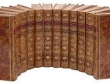 les livres sont alignés sur une surface blanche