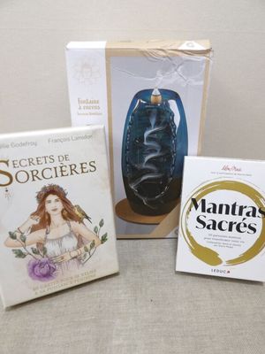 trois livres posés sur une table