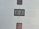 quatre timbres différents sur une feuille de papier posée sur une table