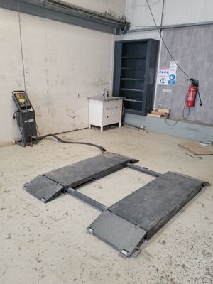 une machine placée au milieu d'une pièce