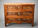 une vieille commode en bois avec des sculptures ornementales sur les tiroirs