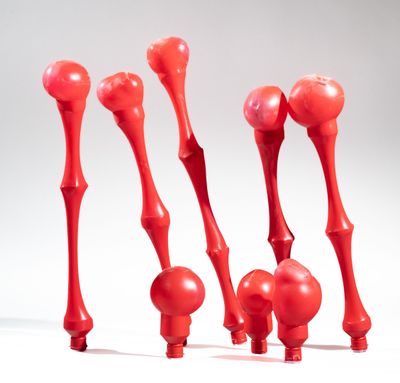 plusieurs morceaux de plastique rouge sont disposés en rangée sur une surface blanche