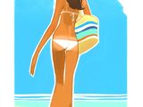 une femme en bikini debout sur la plage avec un sac