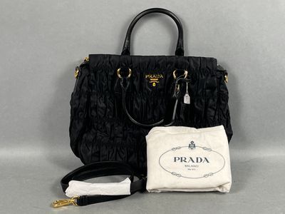 PRADA, Milano. Sac à main, à deux anses, avec lannière amovi…