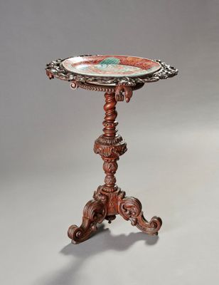 une table richement décorée sur laquelle se trouve un oiseau