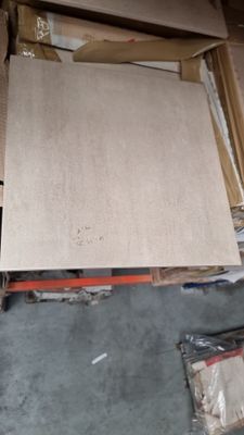 une pile de cartons posée par terre à côté d'une pile de boîtes