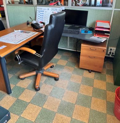 un bureau sur lequel se trouvent un ordinateur et un portable