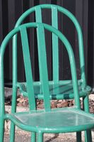 Trois chaises en métal et bois repeint vert d'après un modèl… (photo 4)