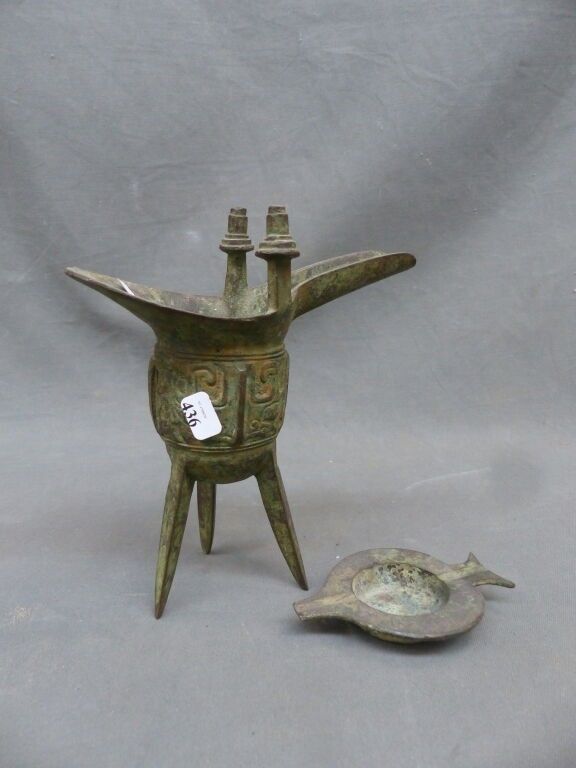 CHINE - Vase tripode archaïsant en bronze patiné. + Coupelle pique en bronze. H vase : 18 cm