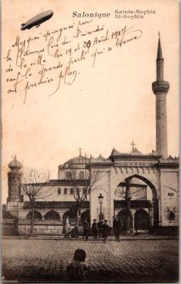une vieille photo d'une vieille carte postale représentant un avion survolant un immeuble